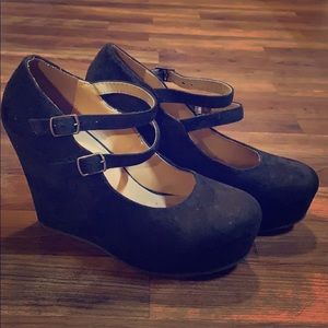 Black wedges
